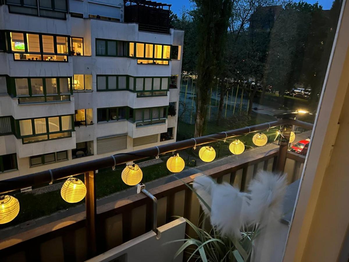 Cozy Modern Apartment With Small Balcony In The Heart Of Berlin Exterior photo
